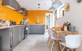 The Space At 8, Garden Flat Close To Town & Beach